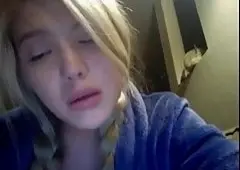 Eine deutsche Blondine mit Zöpfen auf ihrem Kopf sammelt Token in einem Chat für Masturbation