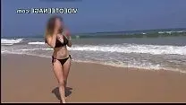 Zeigte ihre großen Brüste am Azure Beach