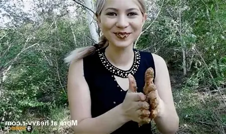 Russisches Mädchen isst ihre Scheiße im Wald