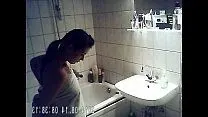 Ich habe eine Nichte in einem Badezimmer auf einer versteckten Kamera gedreht